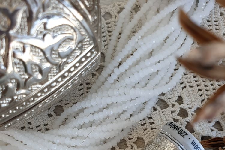 рондели, граненые бусины, белый опал