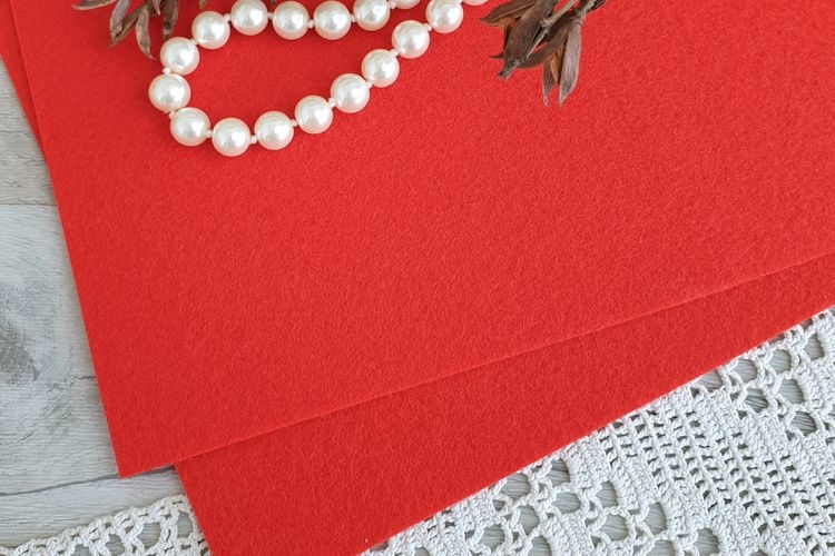 Фетр жесткий, толщина 1,2 мм. Цвет красный