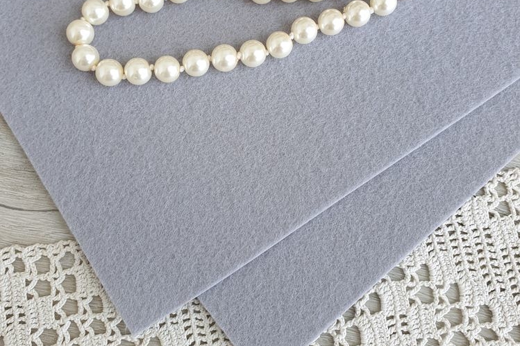 Фетр жесткий, толщина 1,2 мм. Цвет светло-серый