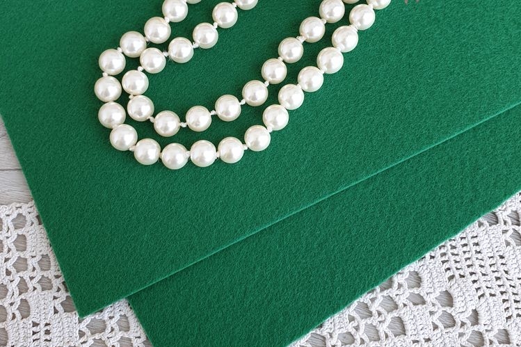 Фетр жесткий, толщина 1,2 мм. Цвет темно-зеленый