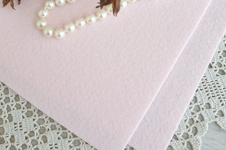 Фетр жесткий, толщина 1,2 мм. Цвет светло-розовый.