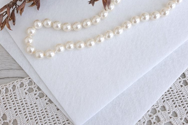 Фетр жесткий, толщина 1,2 мм. Цвет белый