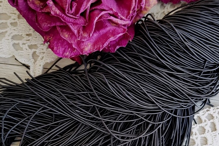 Канитель мягкая, матовая, черного цвета. Размер 1 мм