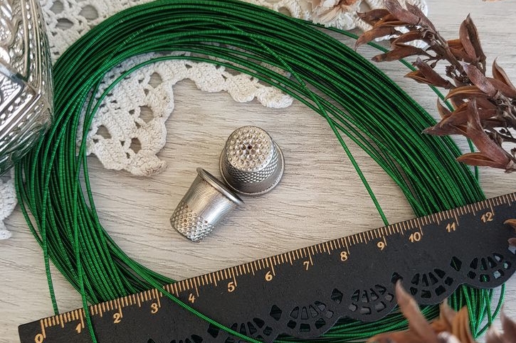 Канитель жесткая, зеленого цвета, размер 1мм