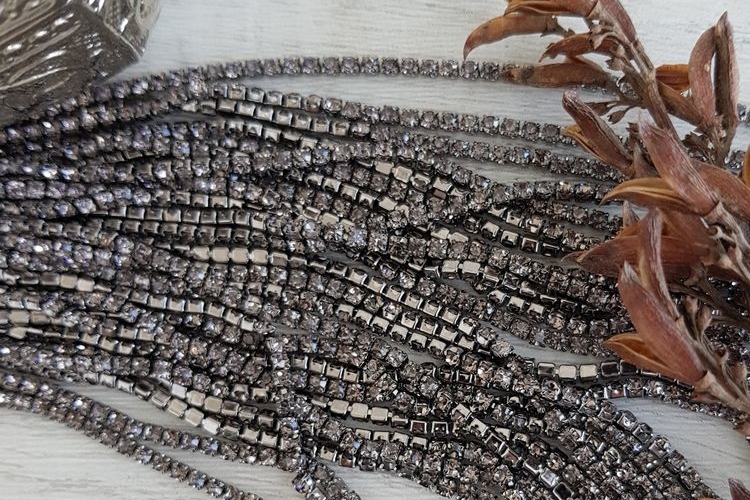 Стразовая лента, цвет антрацит в темном металле, 2мм
