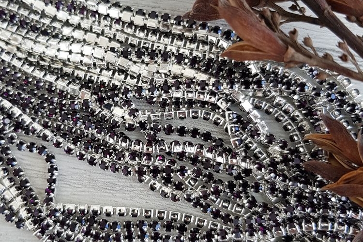 Стразовая лента, цвет - темная фуксия в серебре. Размер 2мм