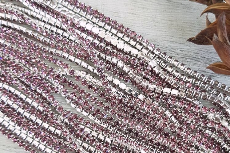 Стразовая лента, цвет - розовая в серебре. Размер 2мм