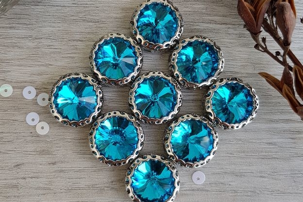 Кристаллы в цапах, риволи круглые, аквамарин