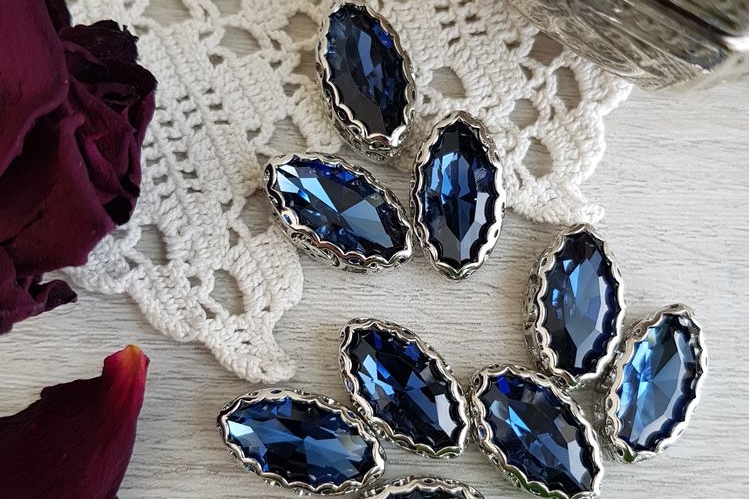 Кристаллы в ажурных цапах, наветы 18*9 мм, монтана