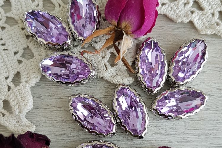 Кристаллы в цапах, наветы сиреневые, 18*9 мм