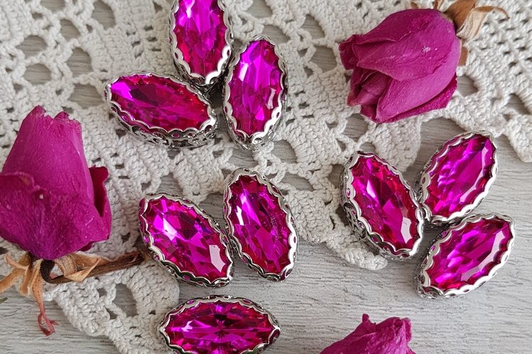 Кристаллы в цапах, наветы фуксия, 18*9 мм