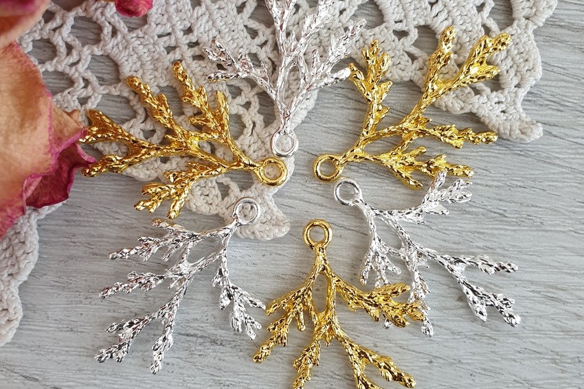 подвеска веточка можжевельника