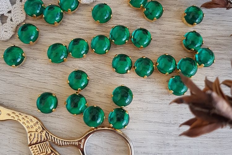 Кабошон чешский, винтажный, цвет изумруд, размер 10мм