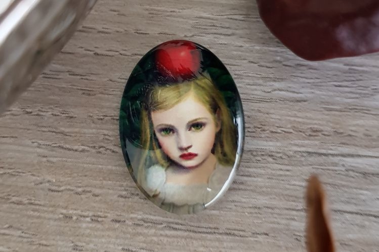 Кабошон овальный , девочка с яблоком, размер 25*18мм