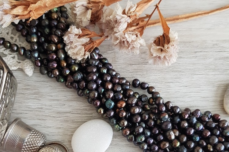 Натуральный речной жемчуг, тёмно-бордовый цвет. Размер 4*3 мм