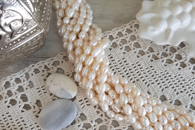 Натуральный речной жемчуг, белого цвета. Размер примерно 7*4 мм