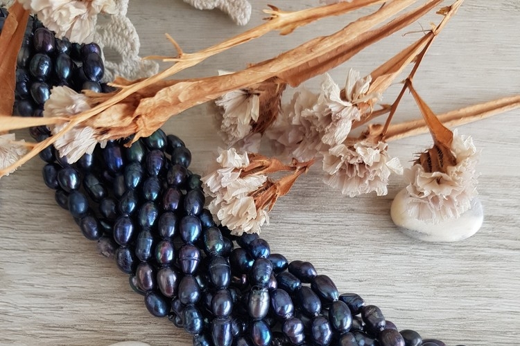 Натуральный жемчуг, цвет тёмный , черный. Размер 5*4 мм