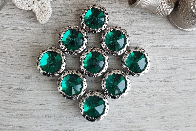 кристаллы в ажурной оправе