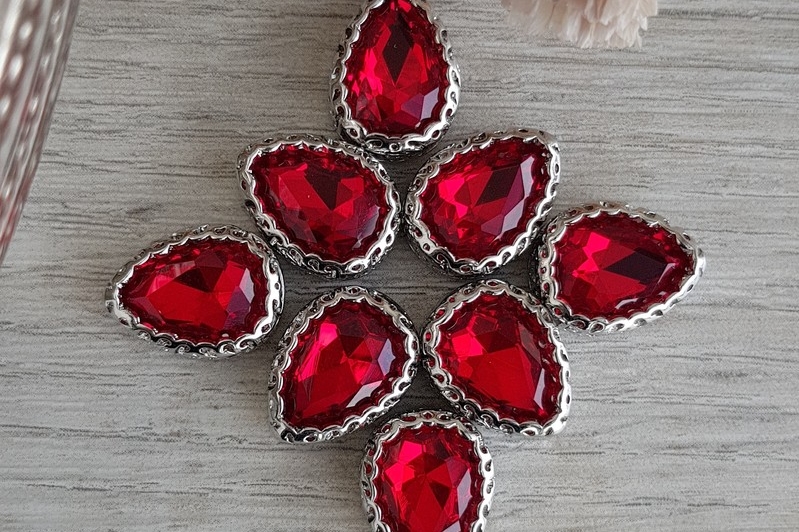 кристаллы в ажурной оправе