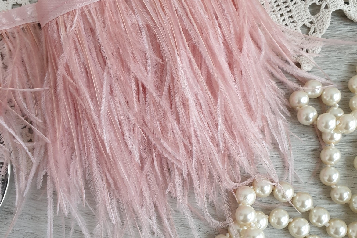 перья страуса на ленте