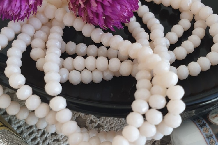 рондели, граненые бусины, молочные