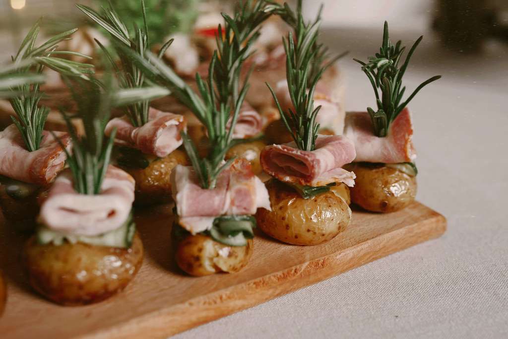 Канапе с грудинкой на мини картофеле с малосольным огурцом