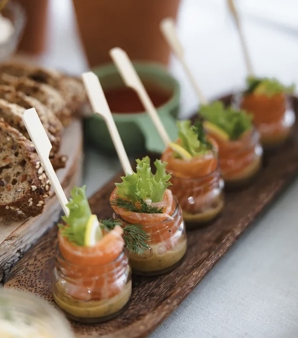 Канапе с маринованным лососем и лимоном на соусе Гравлакс
