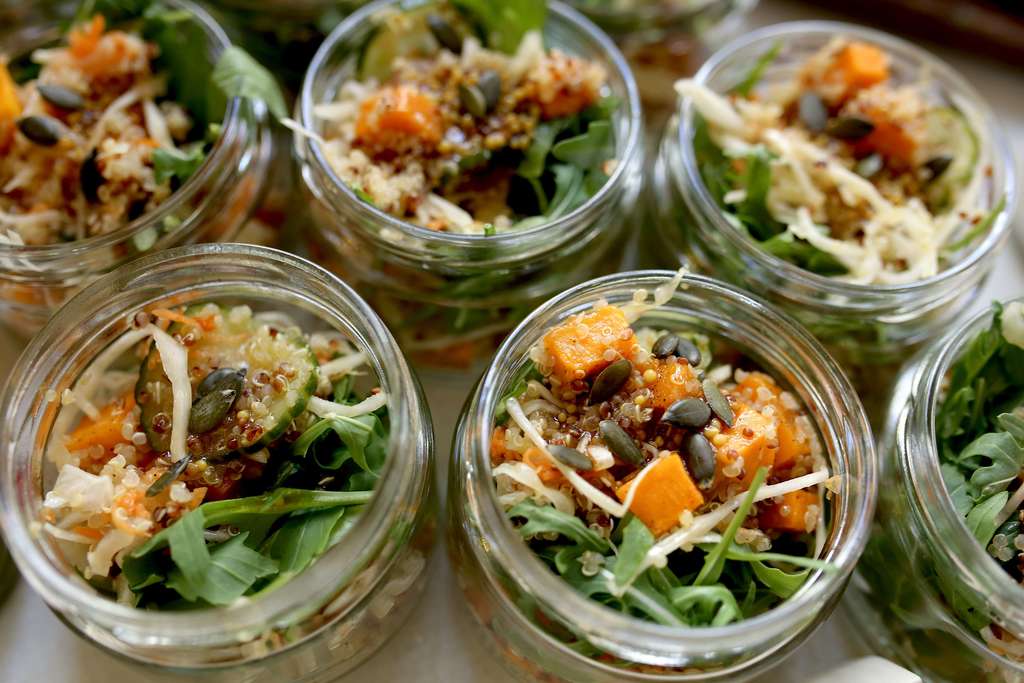 Салат киноа с запеченной тыквой и горчично-медовой заправкой