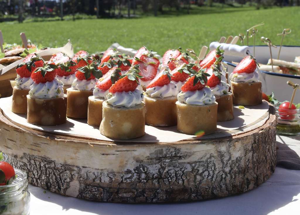 Блинный рулетик с сырным кремом и клубникой