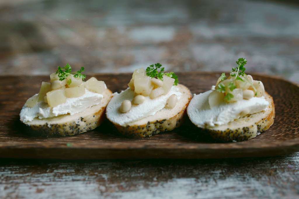 Брушетта с сыром Рикота, кедровым орехом и грушей