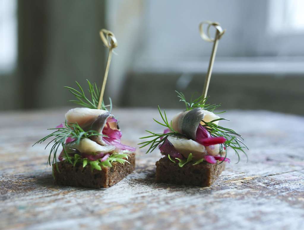 Канапе с сельдью на бородинском хлебе