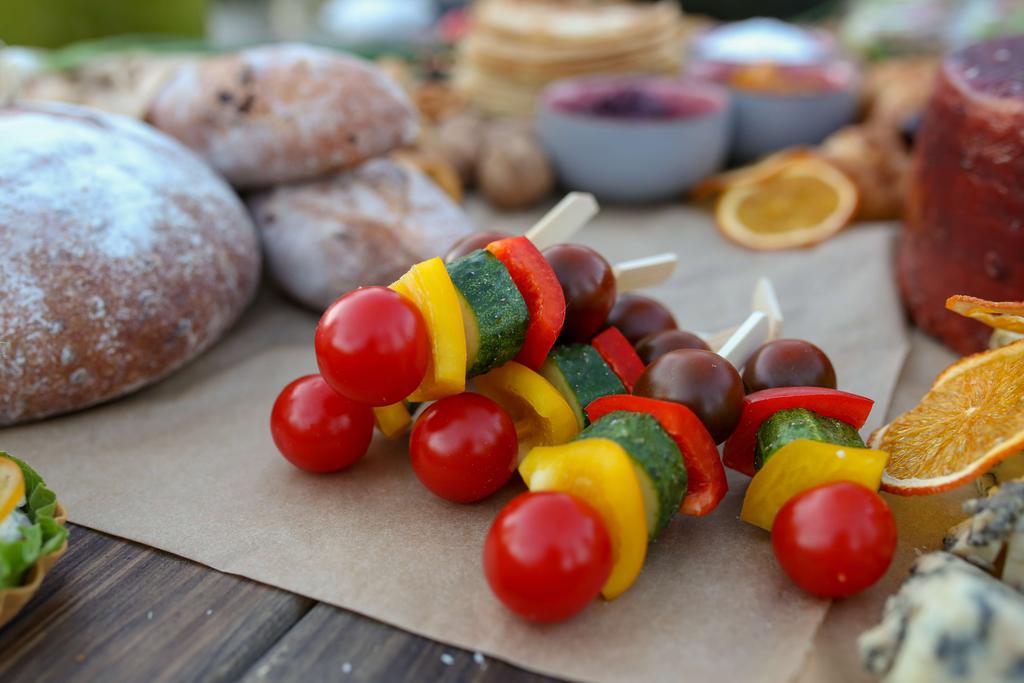 Канапе овощное с помидором черри, огурцом и перцем