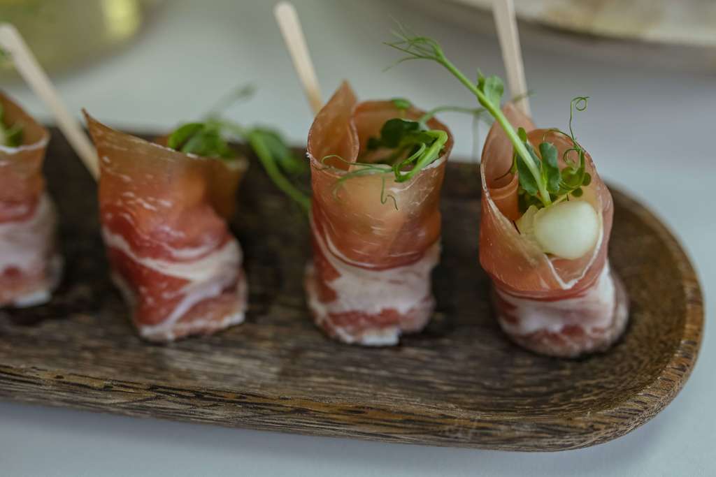 Канапе с дыней и пармой