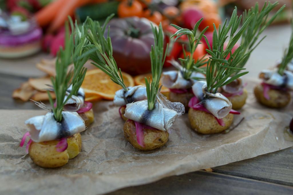 Канапе с килькой на мини картофеле с маринованным лучком