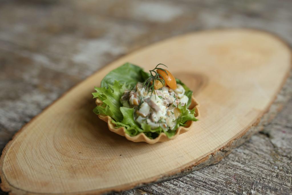 Салат с говядиной, маринованными грибочками и огурчиками