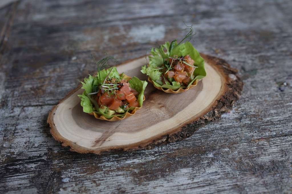 Салат с маринованным лососем и авокадо