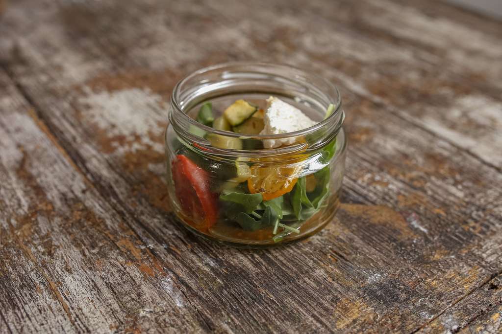 Салат с рукколой, помидорами черри и сыром Рикота