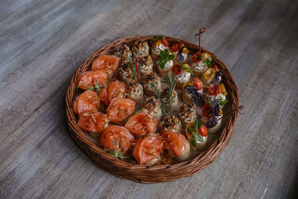 Блинная мозаика. Поднос рулетов с начинками 30 штук