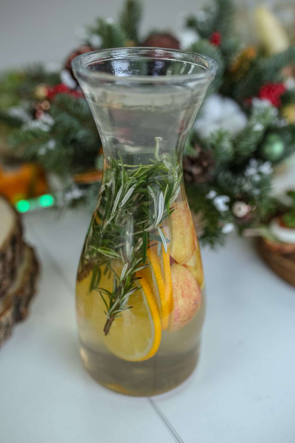 Компот яблочный с розмарином и апельсином