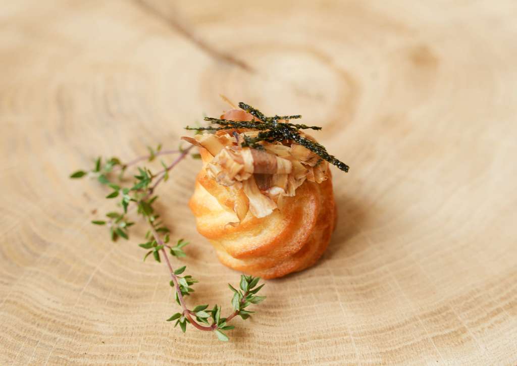 Профитроль с копченым лососем