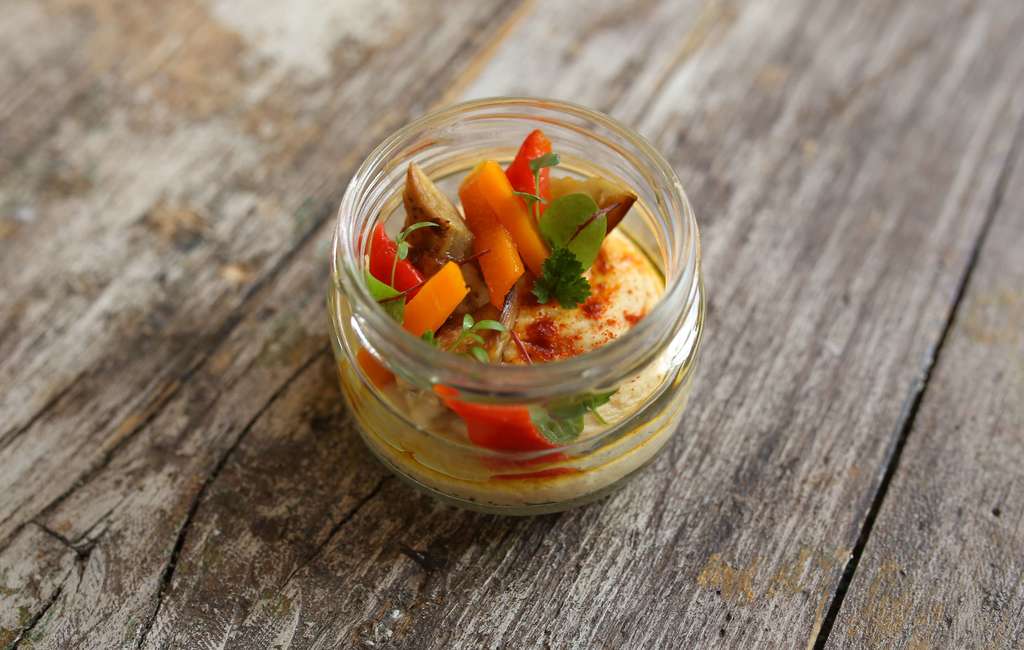 Хумус из нута с запеченными овощами