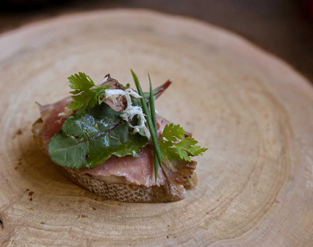 Брушетта с ростбифом, горгонзолой и трюфельным маслом