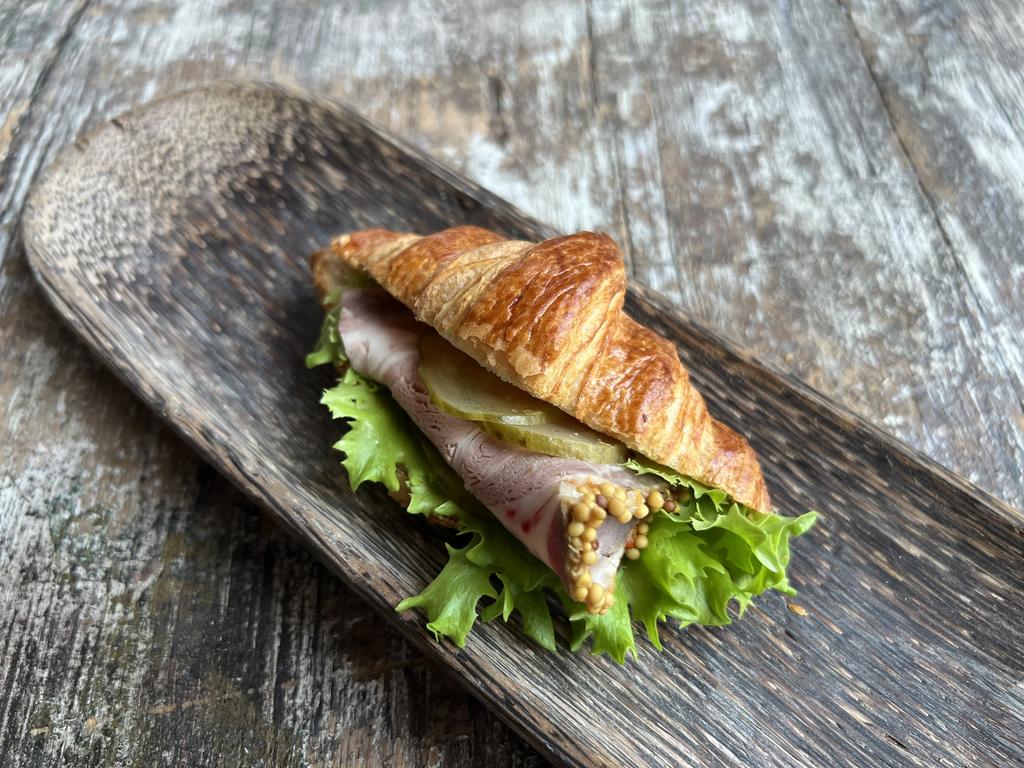 Круассан с бужениной и соусом Ремулат