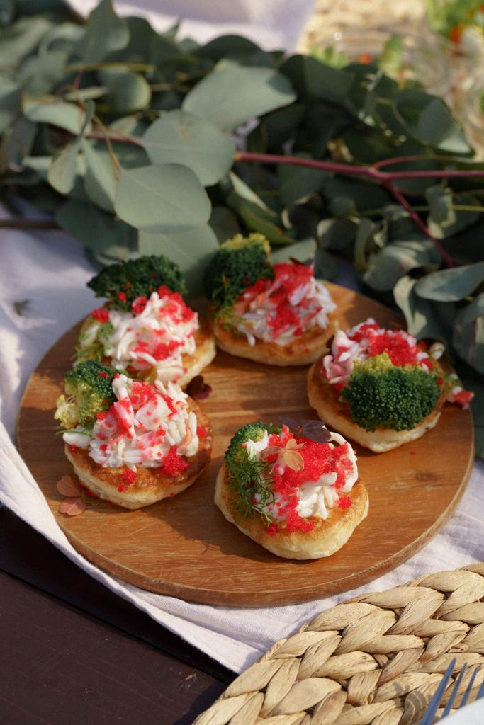 Мини-панкейки с крабом и брокколи