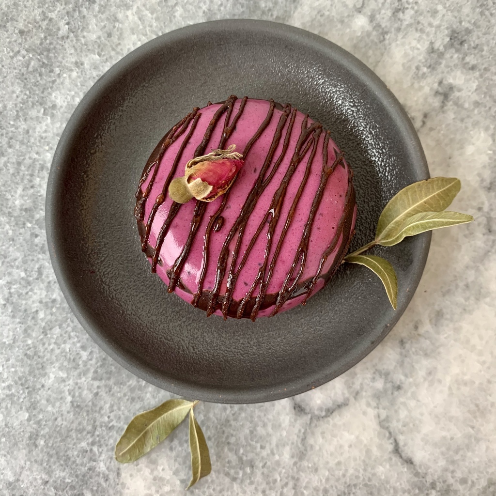 Raw пирожное-фрешкейк "Черная смородина с шоколадом"