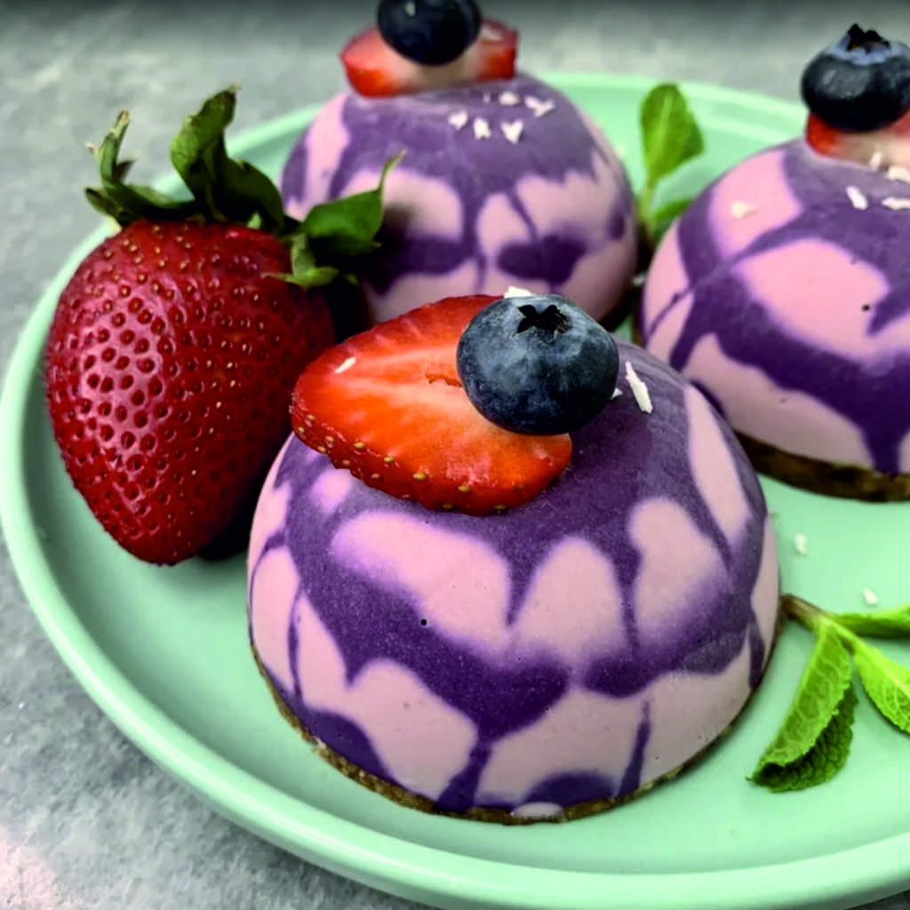 RAW пирожное-фрешкейк “Вкус лета” с черникой и клубникой