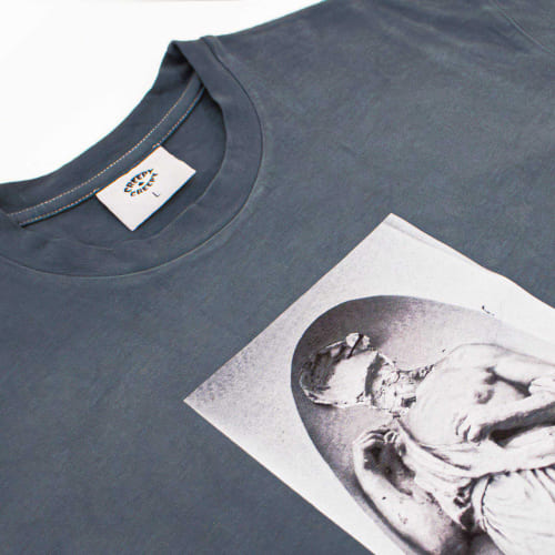 футболка Creepy Статуя