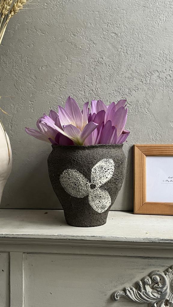 Ваза камень с цветком