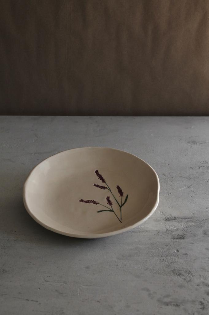 Тарелка из серии «горец перечный»