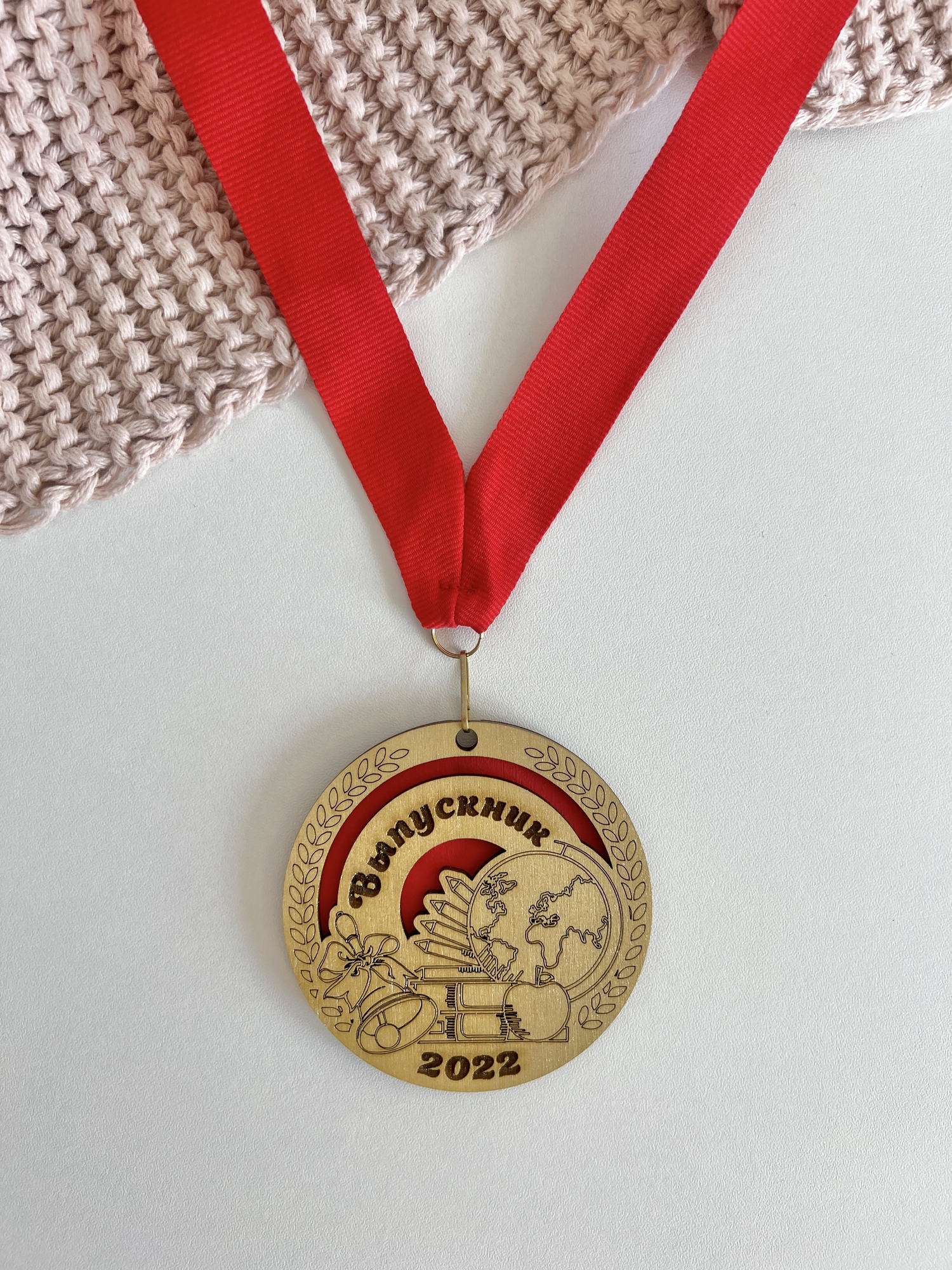 Медаль из дерева "Глобус" красный + золото